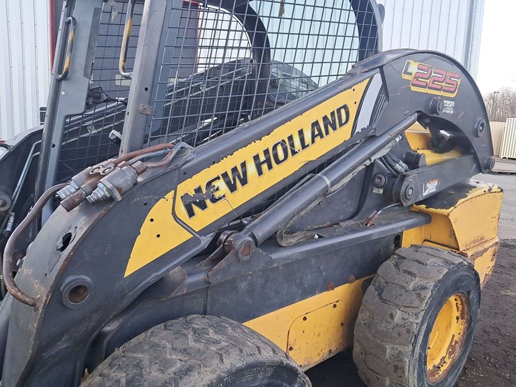 new-holland-l225-image-11
