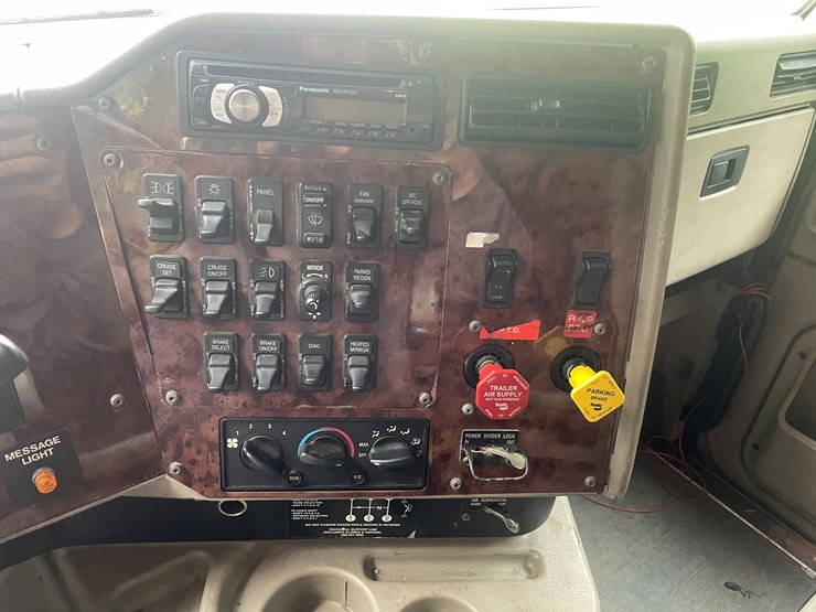 #210-•-2009-international-eagle-semi-tractor-(fall-creek,-wi)-(has-wi-title)-image-32