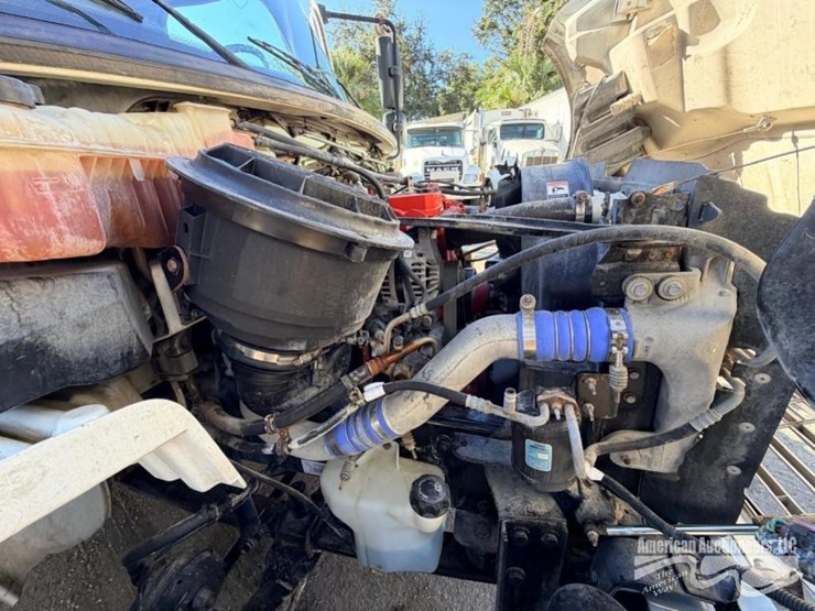 2015-freightliner-m2-106-image-9