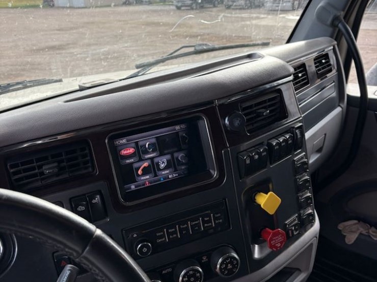 2016-peterbilt-579-image-8