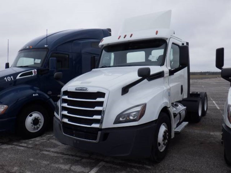 freightliner-cascadia-126-image-1