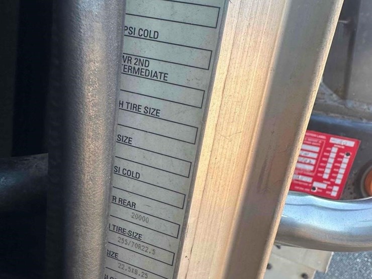 2008-peterbilt-335-image-25