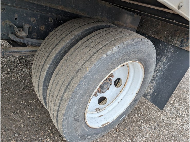 2019-isuzu-npr-image-12