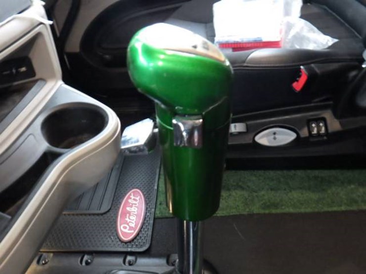 peterbilt-579-image-19