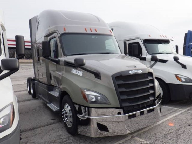 2020-freightliner-cascadia-126-image-3