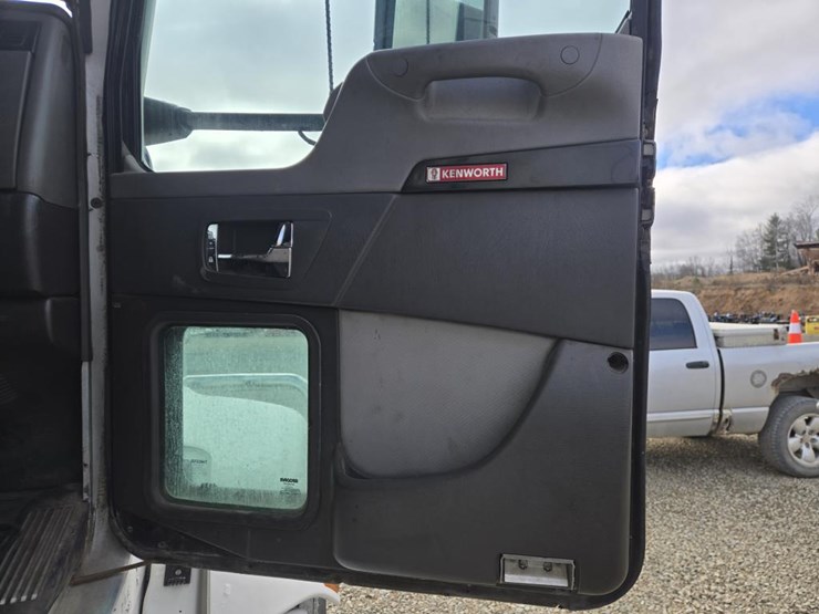 2013-kenworth-t660-image-39