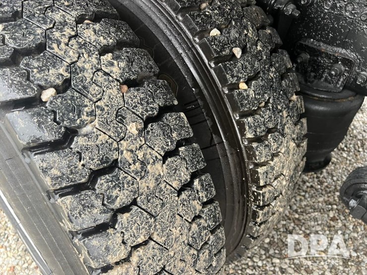 1999-freightliner-flc120-image-26