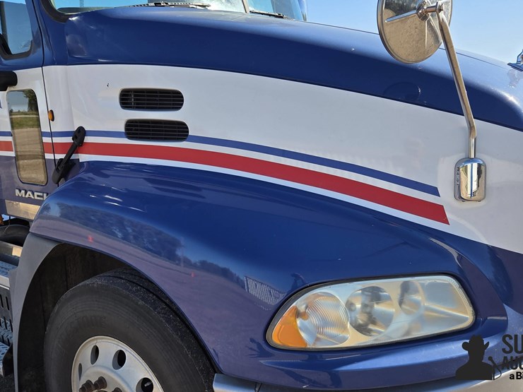 2013-mack-cxu613-t/a-truck-tractor-image-17