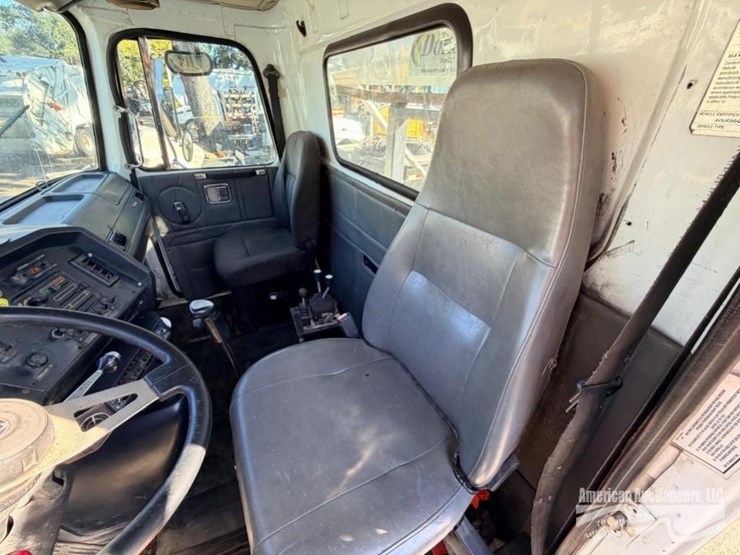 2000-volvo-wg-roll-off-truck-image-10