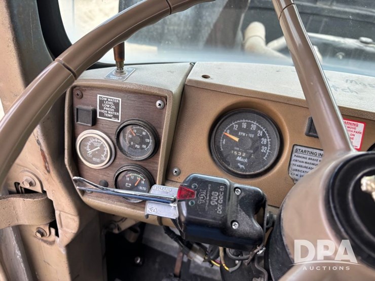 1985-mack-r686st-image-62