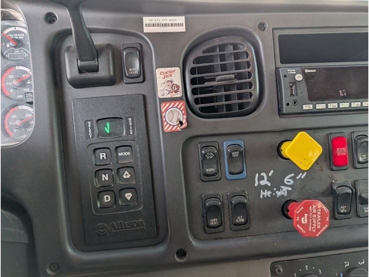 freightliner-108sd-image-35