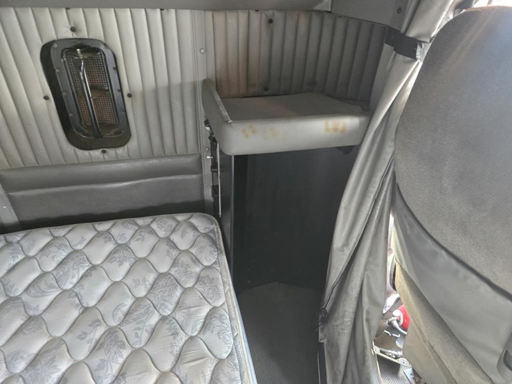 2013-kenworth-t660-image-47