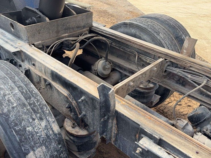 1999-mack-cl713-image-53