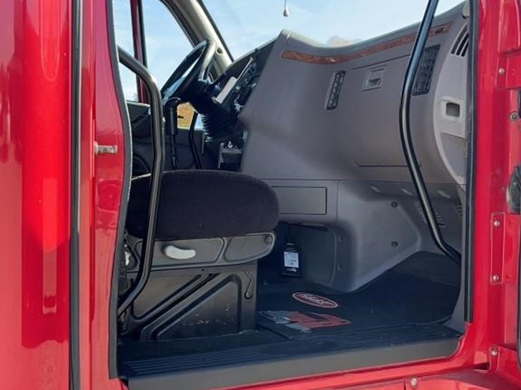 2012-peterbilt-587-image-27