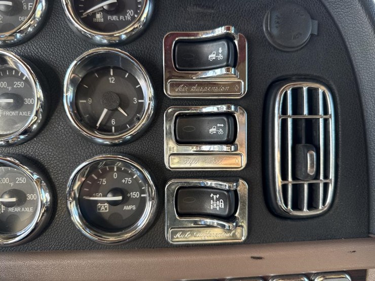 2012-peterbilt-389-image-79