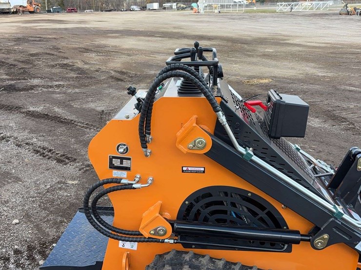 landhero-mini-stand-on-skid-loader-image-8