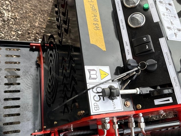 new-sdlool-co-mini-stand-on-skidloader-model-sl380-image-4