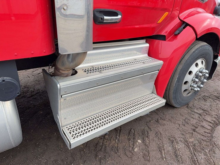 2019-peterbilt-579-image-31