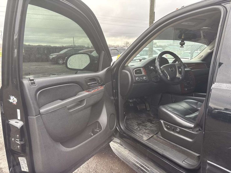 2011-chevrolet-tahoe-lt-image-12