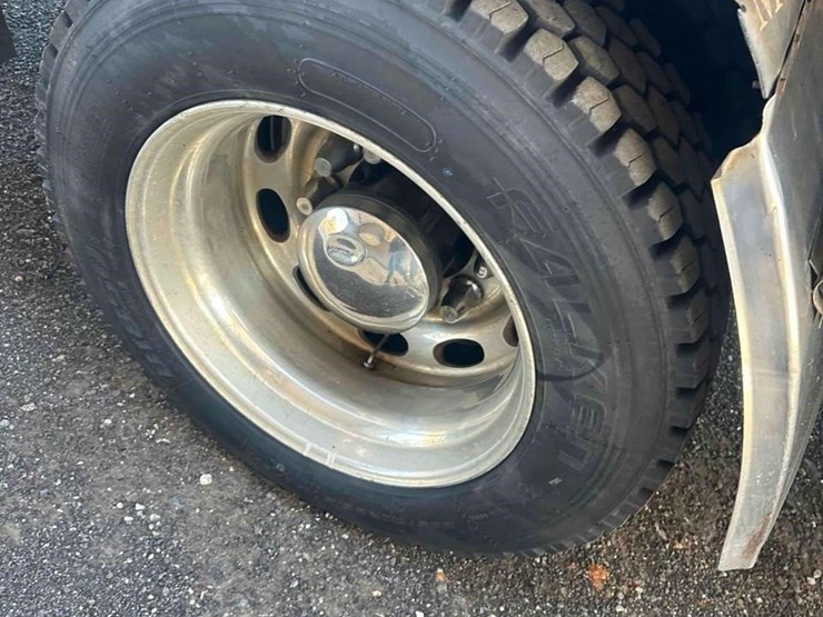 2008-peterbilt-335-image-13