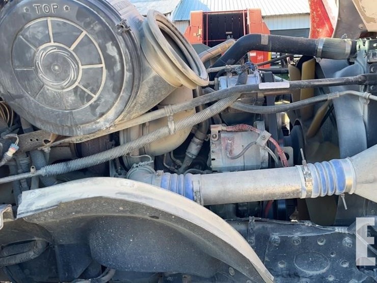 2004-freightliner-columbia-120-image-11