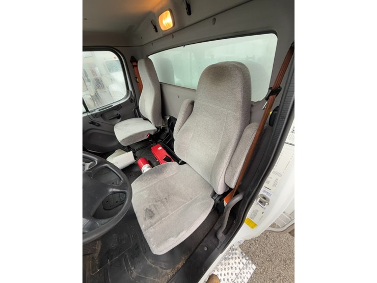 2018-freightliner-m2-106-image-18