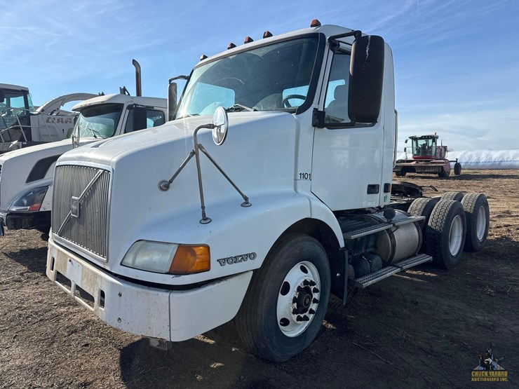 2001-volvo-vnm-semi-truck-image-1