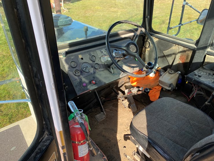 #1300-•-ag-gator-2004-injector-applicator-(colfax,-wi)-image-27