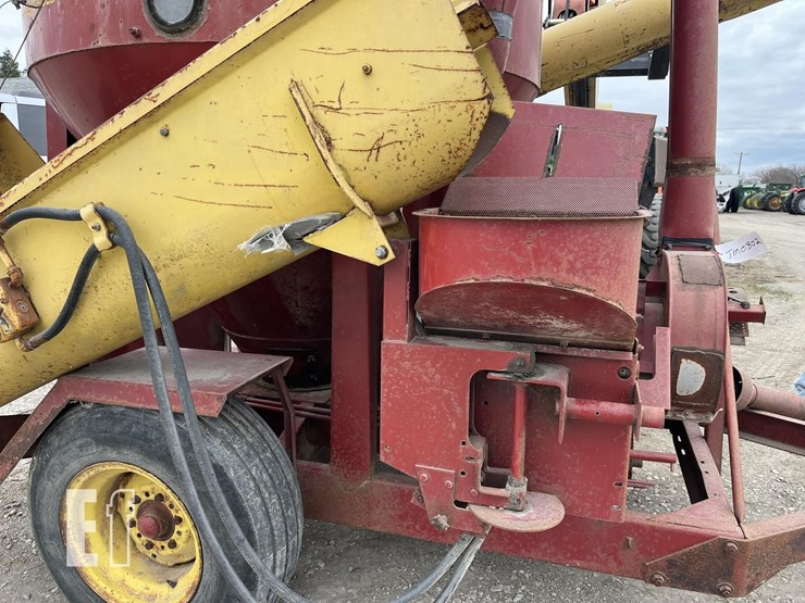 new-holland-354-image-17