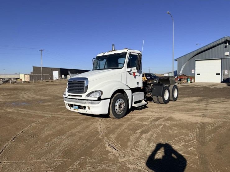 2007-freightliner-columbia-120-image-1