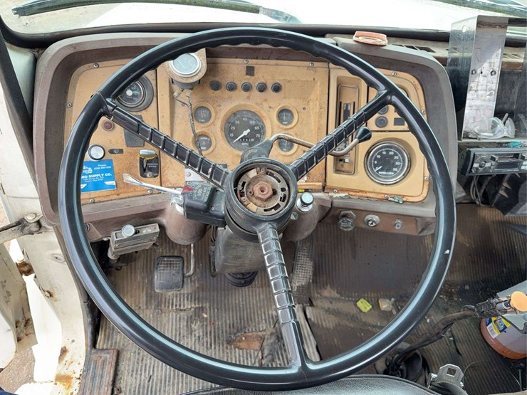 1981-ford-ln700-image-31