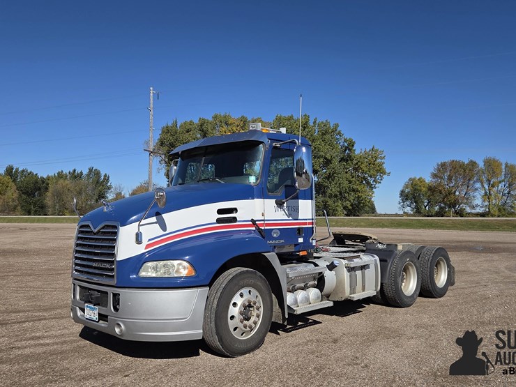 2013-mack-cxu613-t/a-truck-tractor-image-1