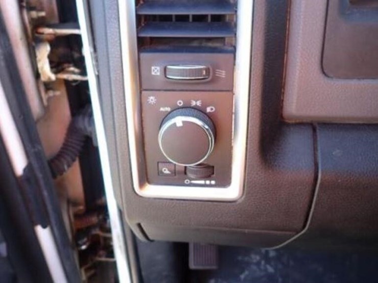 ram-1500-slt-image-49