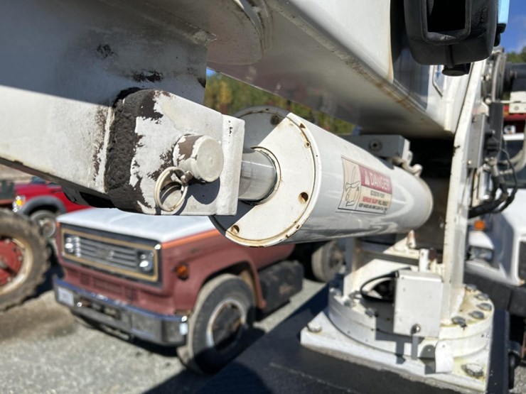 2017-peterbilt-337-image-45