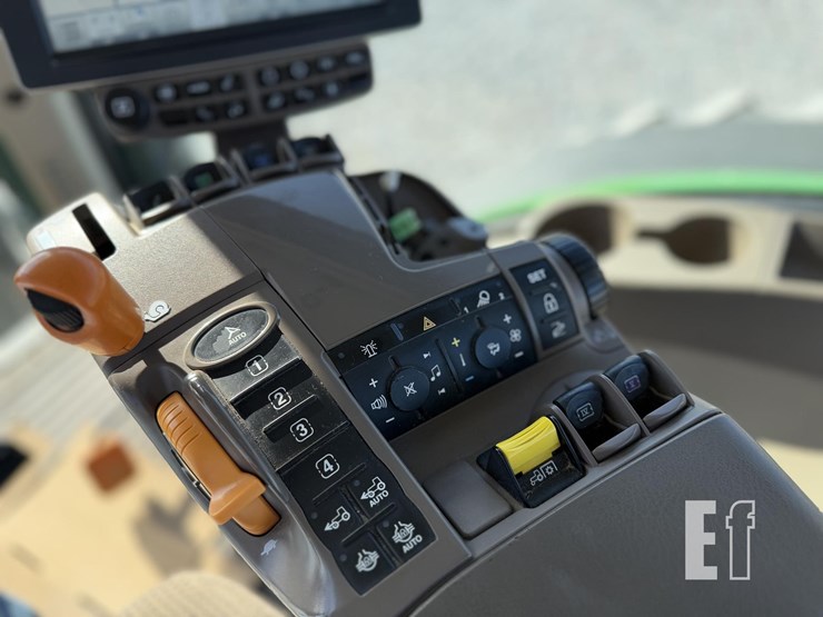 john-deere-8245r-image-38