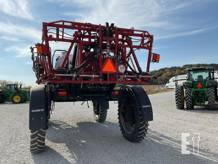 case-ih-patriot-3330-image-3