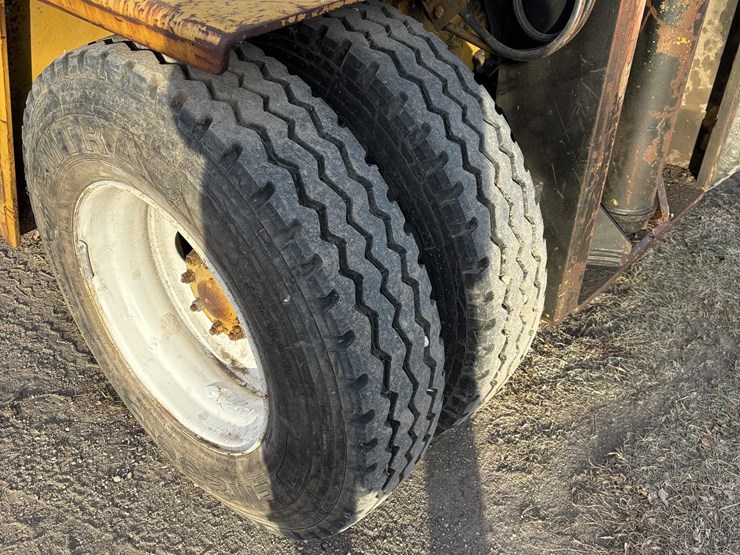 1968-caterpillar-v200b-image-9