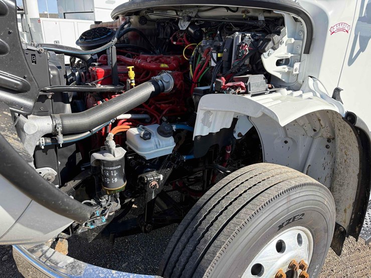 2017-freightliner-m2-106-image-19