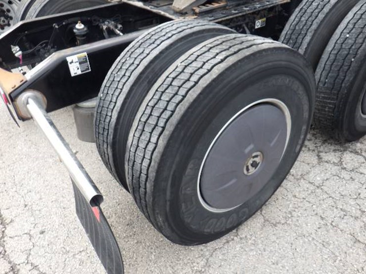 peterbilt-579-image-11