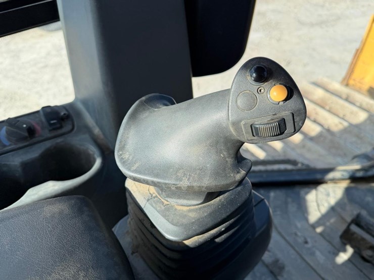 2019-caterpillar-d5k2-image-32