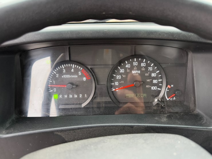 2023-isuzu-npr-image-18