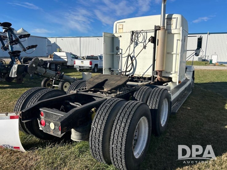 1996-freightliner-fld120-image-10