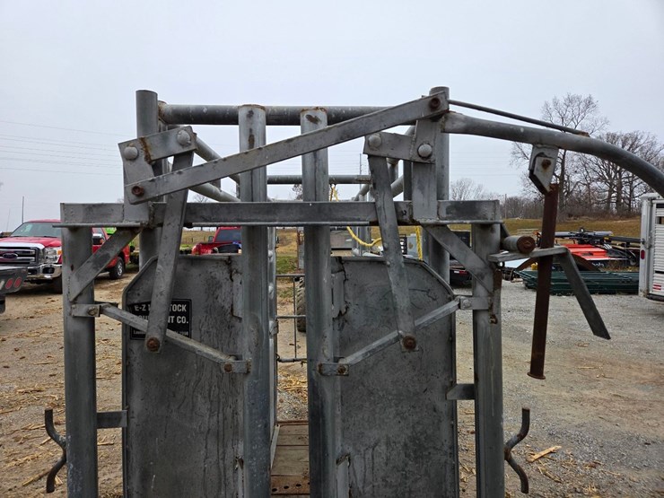 cattle-chute-w/-palpation-cage-image-26