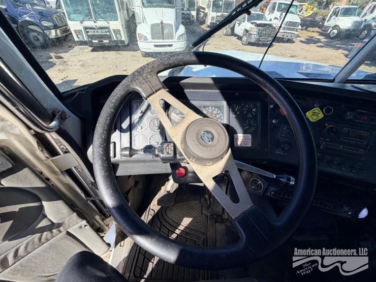 2000-volvo-wg-roll-off-truck-image-11