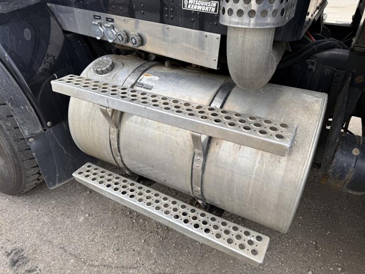 2014-kenworth-t800-image-27