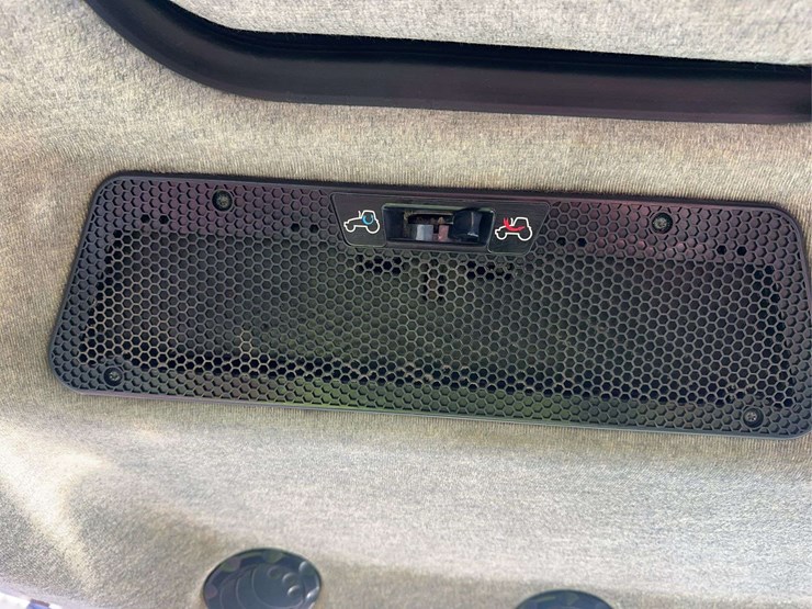 2005-massey-ferguson-6465-image-33