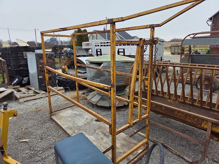 gold-bar-cattle-grooming-chute-image-1