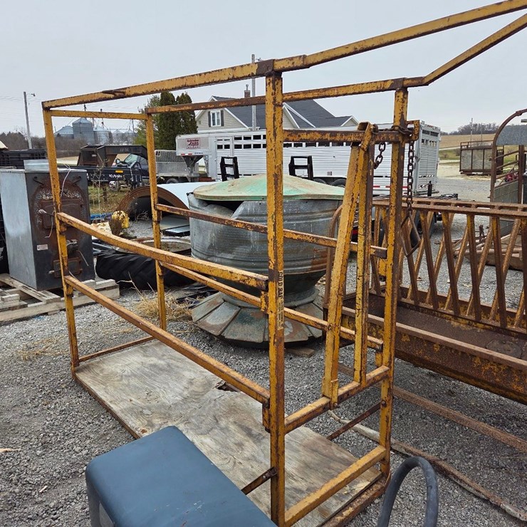Gold Bar cattle grooming chute
