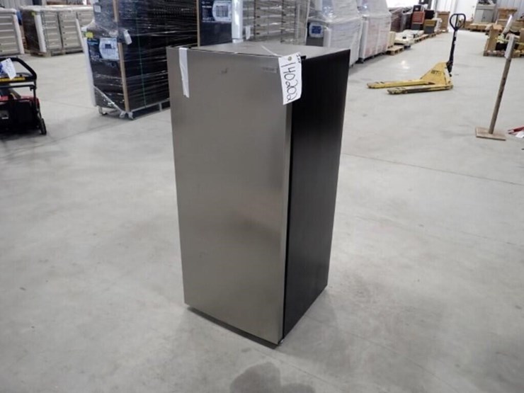 vissani-7.1-cu-ft-upright-freezer-image-1