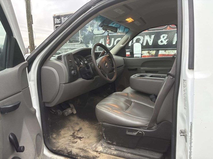 2012-chevrolet-silverado-2500-image-14